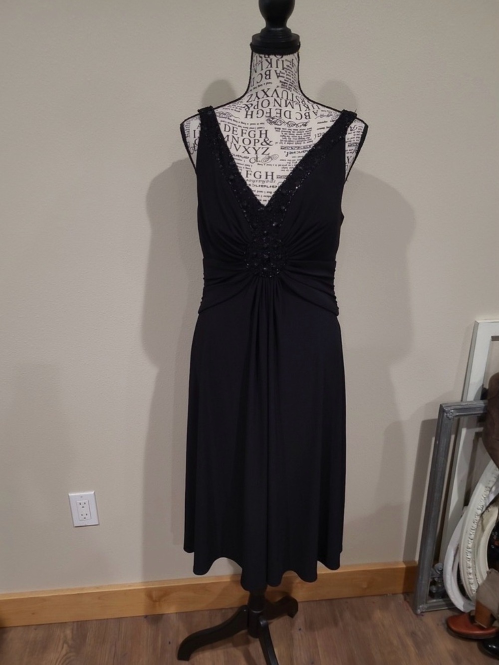 Jessica Howard Black Beaded V-Neck Sleeveless Cocktail Dress